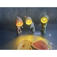 Robot Astronaute Mini Veilleuse Magnétique – Tête Ronde/Carrée, 4 Couleurs (Lampe d'Accent de Bureau à Piles)